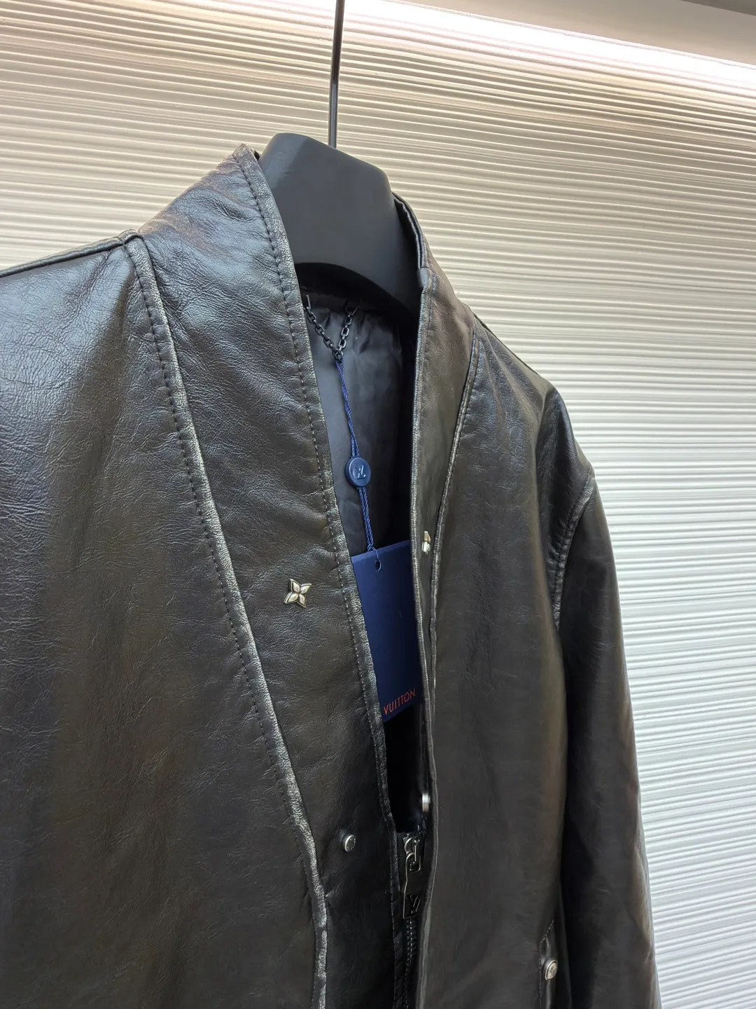 LOUIS VUITTON Four-corner v-neck zipper leather jacket ●Original version: Purchased and developed by 52954 ●Item number: 1681308-C95 ●Fabric: leather fabric ●Technology: made on positioning cutting machine ●Color: black ●Version: fitted version ●Weight: about 1105 grams ●Size: 46-48-50-52 ●Description: Exclusive high-end version! The v-neck cut is really nice. The zipper is a custom-made puller. The texture is immediately visible. The loose fit is super slimming on the upper body and is very tolerant to the body shape. In this season, this jacket is a versatile item that needs no introduction. It is cool and sassy. It is a must-have for fashionable streetwear! The upper body is very handsome. The custom-made soft leather fabric and the craftsmanship details are perfect. It is really easy to wear ~ Highly recommended! The overall wiring is straight and delicate, the fabric is comfortable and soft, and the color is consistent without color difference. It can be matched with the same style to create a fashionable look and control various occasions. Customized accessories, complete with three standards, same style for men and women!